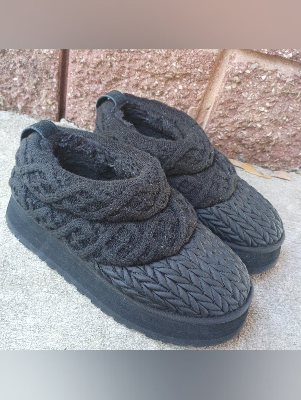 UGG Tazz Villa Knit Platform Slippers Black Women's Size 7 Gently Used